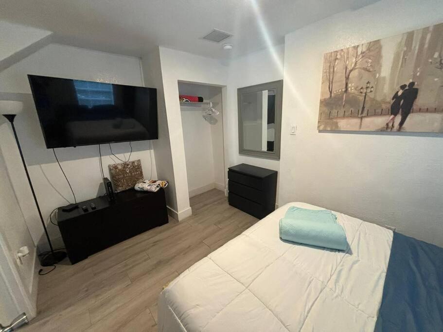 Quiet & Centrally Located House - Private Parking, Laundry And Storage For Luggage Маями Екстериор снимка