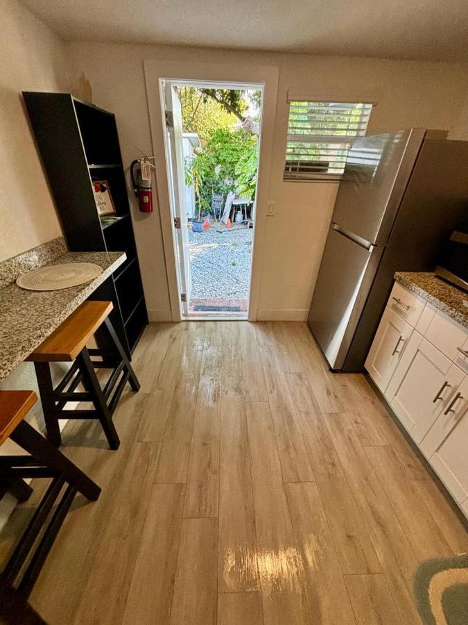 Quiet & Centrally Located House - Private Parking, Laundry And Storage For Luggage Маями Екстериор снимка