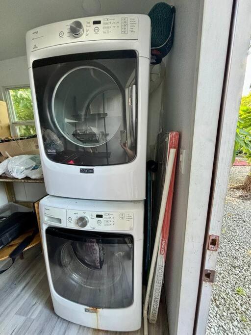 Quiet & Centrally Located House - Private Parking, Laundry And Storage For Luggage Маями Екстериор снимка