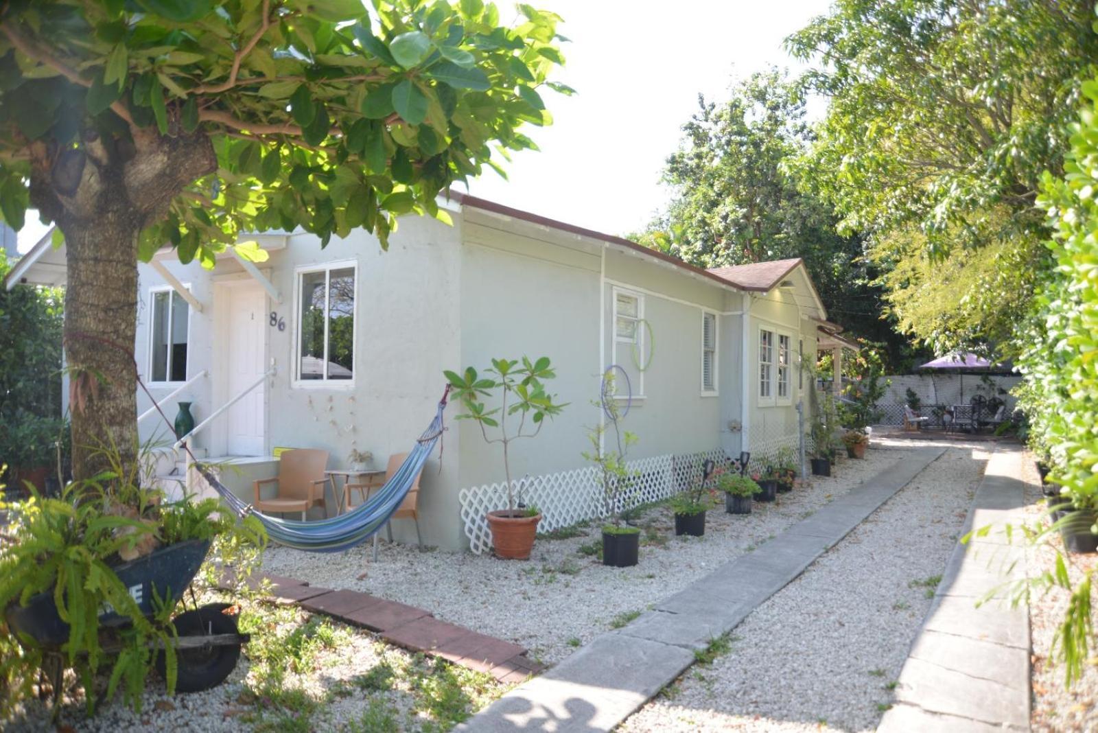 Quiet & Centrally Located House - Private Parking, Laundry And Storage For Luggage Маями Екстериор снимка